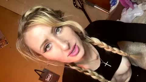 Snapshot of blondebellaaa3 chatting on February 25, 7:27 pm Gia  online show from February 25, 7:27 pm