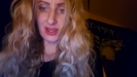 Snapshot of blondebellaaa3 chatting on January 15, 2:17 am Gia  online show from January 15, 2:17 am