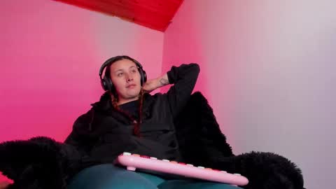 Bonnie Help me reach 500 likes online show from January 17, 11:01 pm