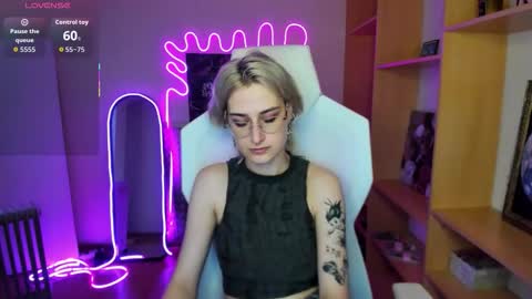 Snapshot of caroline_carterr chatting on October 19, 2:24 am Caroline online show from October 19, 2:24 am