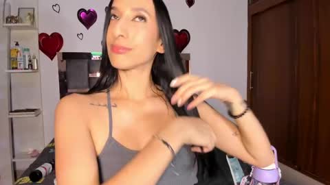 Snapshot of caroline_m8 chatting on February 19, 2:33 am CAROLINE online show from February 19, 2:33 am