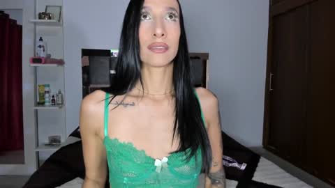 Snapshot of caroline_m8 chatting on December 22, 1:55 am CAROLINE online show from December 22, 1:55 am