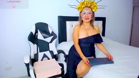 CarolinneFiotti online show from October 31, 6:45 pm