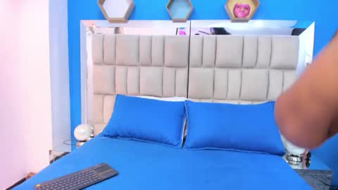 Snapshot of catalina_and_jhon chatting on October 28, 1:06 pm Jhon and Catalina online show from October 28, 1:06 pm