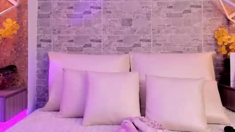 CatalinnaThompson online show from November 9, 12:23 pm