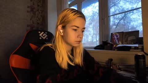 charleneschonert online show from December 3, 7:11 am