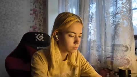 charleneschonert online show from November 3, 7:12 am