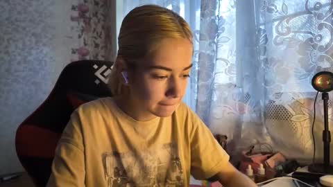 charleneschonert online show from October 30, 7:55 am