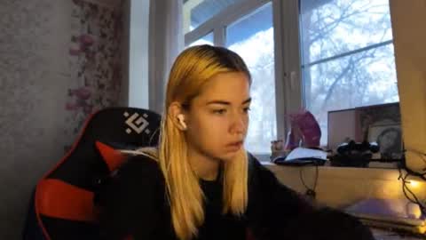 charleneschonert online show from December 19, 7:55 am