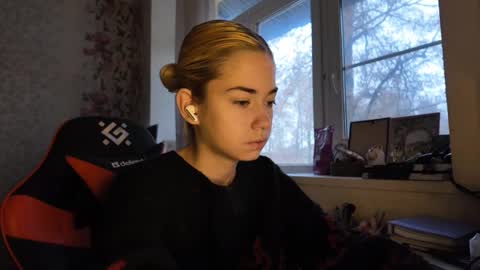 charleneschonert online show from November 26, 8:15 am