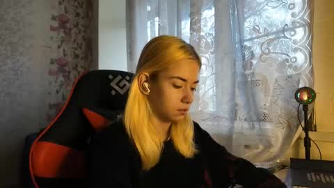 charleneschonert online show from November 10, 7:47 am