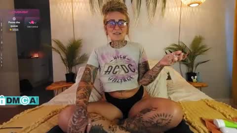 Snapshot of cheviblue chatting on October 28, 1:50 pm Chevi Blue online show from October 28, 1:50 pm