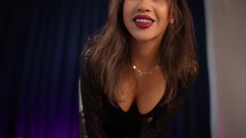 chloemin_ online show from November 12, 7:17 am