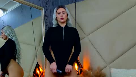 Chloe Vee online show from January 9, 6:29 am