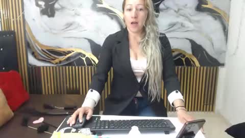 Snapshot of chrysta_12 chatting on October 23, 12:22 pm chrystal hotty online show from October 23, 12:22 pm