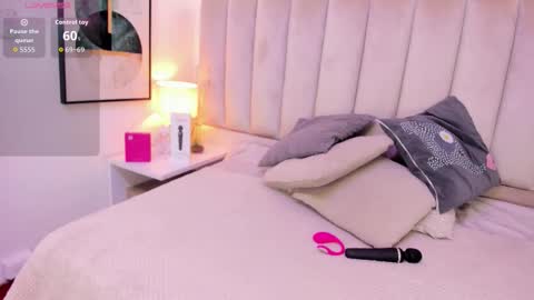 clhoe_johnson_ online show from November 17, 12:50 pm