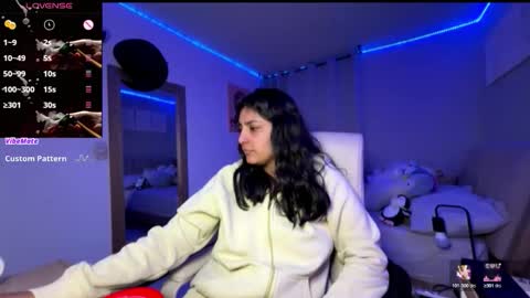 cloe small online show from November 8, 4:06 am