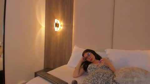 cloee20_ online show from November 28, 4:15 am