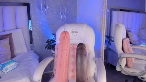 cloeparker_ online show from November 30, 12:20 pm