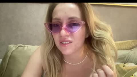 cosmo_blondiee online show from September 28, 8:47 pm