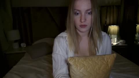 cosmo_blondiee online show from October 7, 6:23 pm