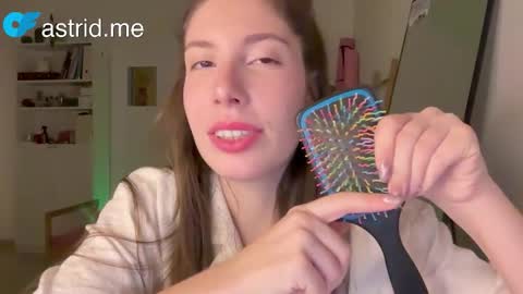 Snapshot of cringebutcute chatting on October 22, 10:15 pm Astrid online show from October 22, 10:15 pm