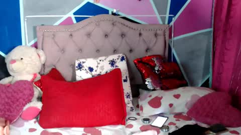 Snapshot of cristal_hot199037 chatting on February 19, 10:34 am Cristal online show from February 19, 10:34 am