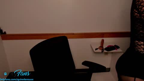 Snapshot of cum_with_quinn chatting on December 18, 1:05 am Quinn online show from December 18, 1:05 am