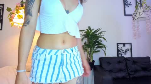 Snapshot of curlyrose_ chatting on February 1, 8:37 pm Rose online show from February 1, 8:37 pm