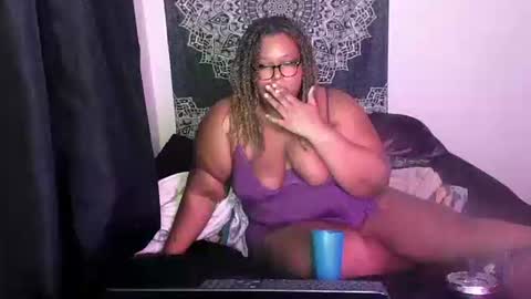 Snapshot of curvybcelinemixe chatting on February 3, 12:15 am Cline online show from February 3, 12:15 am