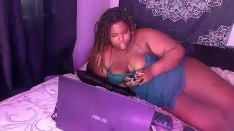 Snapshot of curvybcelinemixe chatting on February 16, 9:59 pm Cline online show from February 16, 9:59 pm