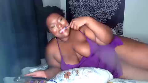 Snapshot of curvybcelinemixe chatting on October 13, 10:45 pm Cline online show from October 13, 10:45 pm