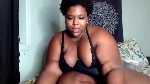 Snapshot of curvybcelinemixe chatting on September 26, 12:08 am Cline online show from September 26, 12:08 am
