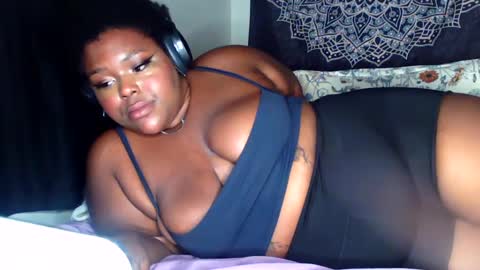 Snapshot of curvybcelinemixe chatting on October 6, 3:12 am Cline online show from October 6, 3:12 am