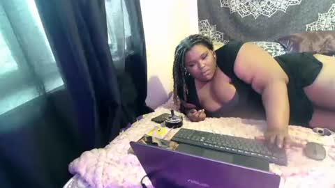 Snapshot of curvybcelinemixe chatting on February 18, 9:20 pm Cline online show from February 18, 9:20 pm