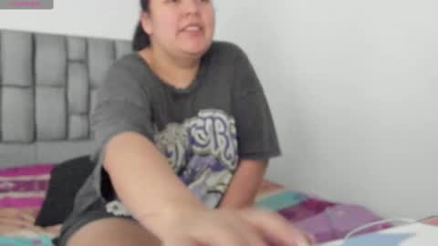 cutiepeach  online show from December 3, 10:04 am