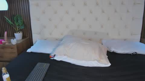 dafne_hillss online show from September 18, 4:05 pm