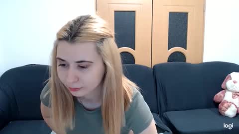 Snapshot of dianasmiey7 chatting on March 8, 6:35 pm dianasmiey7 online show from March 8, 6:35 pm