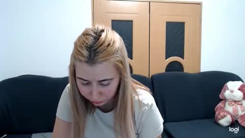 Snapshot of dianasmiey7 chatting on February 21, 7:43 pm dianasmiey7 online show from February 21, 7:43 pm