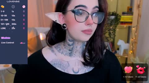 dixipixi_ online show from January 18, 5:41 am