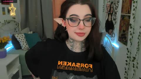 dixipixi_ online show from February 2, 5:32 am