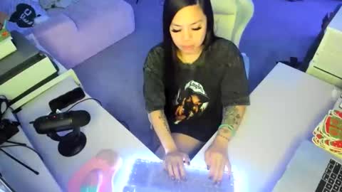 DOLLLFACE online show from December 22, 6:05 am