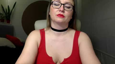 DOM MUMMY online show from November 19, 6:02 am