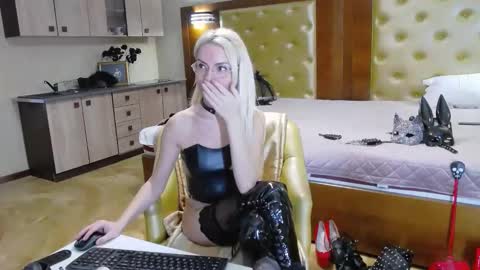 domcaprisse online show from November 11, 2:03 pm