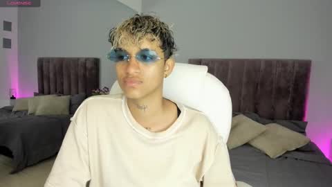 Snapshot of dominick_joness chatting on January 19, 1:33 pm Dominick  online show from January 19, 1:33 pm