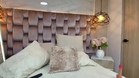 Dulce online show from February 17, 4:39 pm