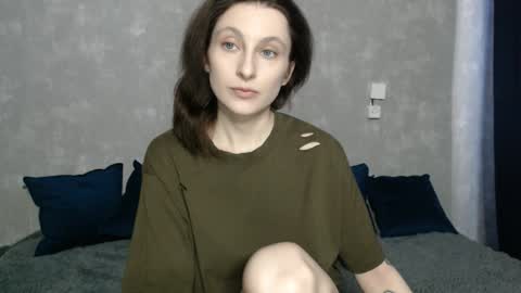 Snapshot of effy_gray chatting on December 9, 6:13 am Anna online show from December 9, 6:13 am