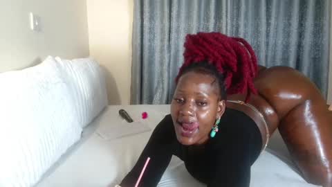 Snapshot of elegant_ebony chatting on February 24, 10:47 pm Nika online show from February 24, 10:47 pm