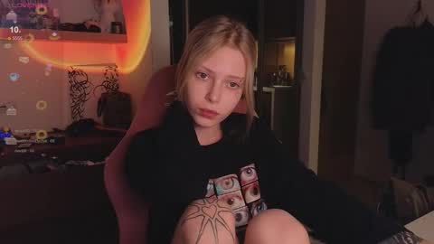 Elizabeth online show from December 3, 9:39 pm