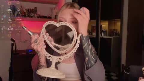 Elizabeth online show from December 1, 9:28 pm